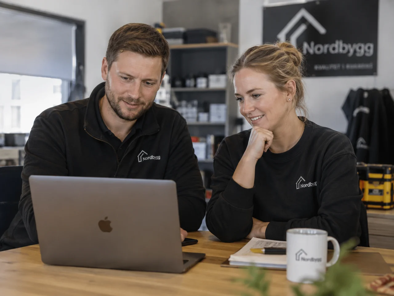 To personer analyserer nettsidens synlighet og innhold på en laptop