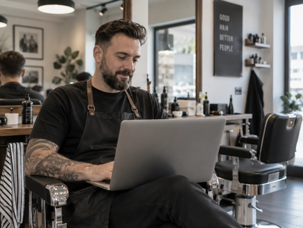 Bedriftseier arbeider med sin WordPress-nettside på en laptop